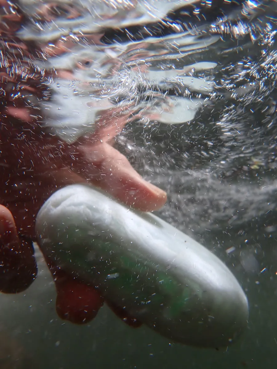 SOAP オブジェ｜石鹸の形のガラス｜表面の揺らぎ（ディテール）