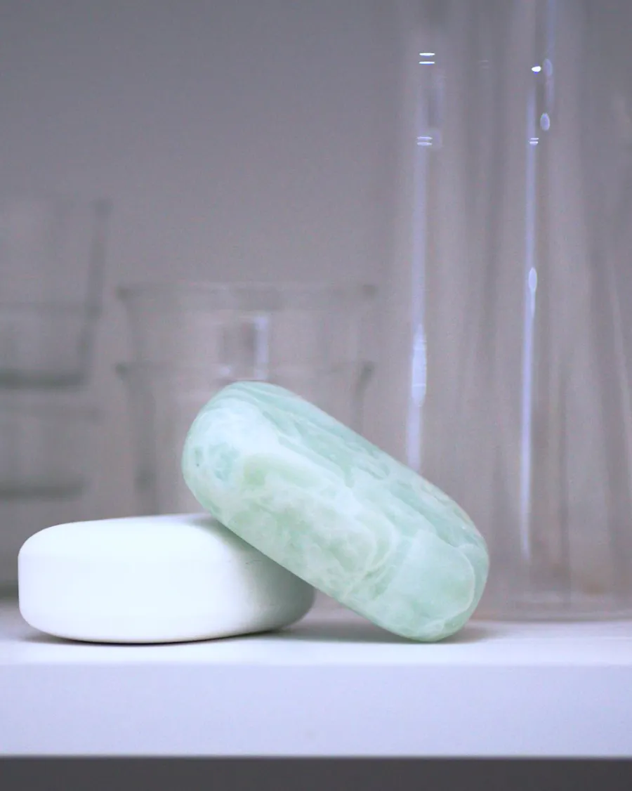 SOAP オブジェ｜石鹸の形のガラス｜置き写真（書架の上）