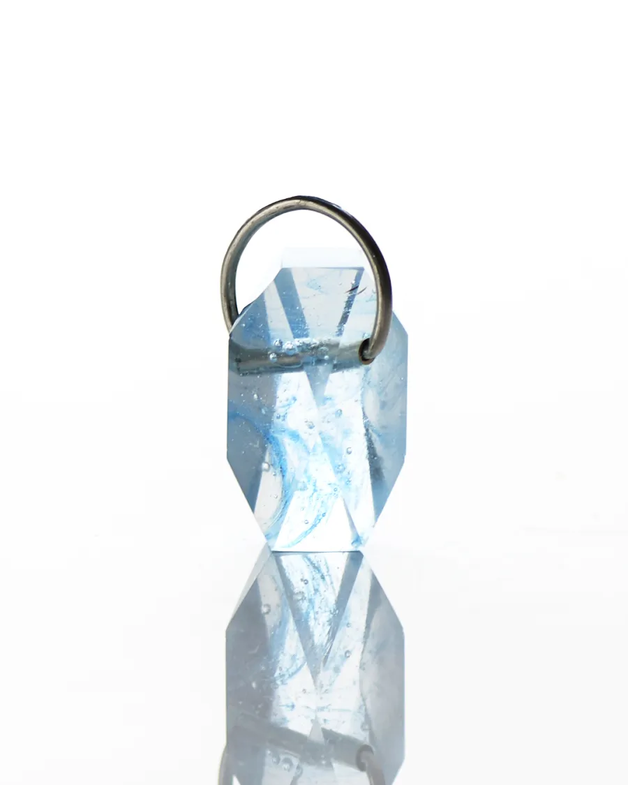 HENGE ペンダント｜ガラス&times;シルバー｜貫通構造のディテール（シルバーパイプ）