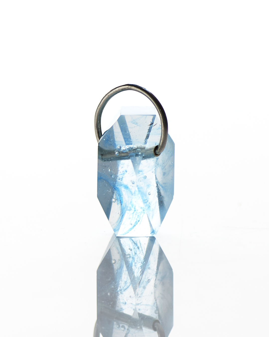 HENGE ペンダント｜ガラス×シルバー｜貫通構造のディテール（シルバーパイプ）