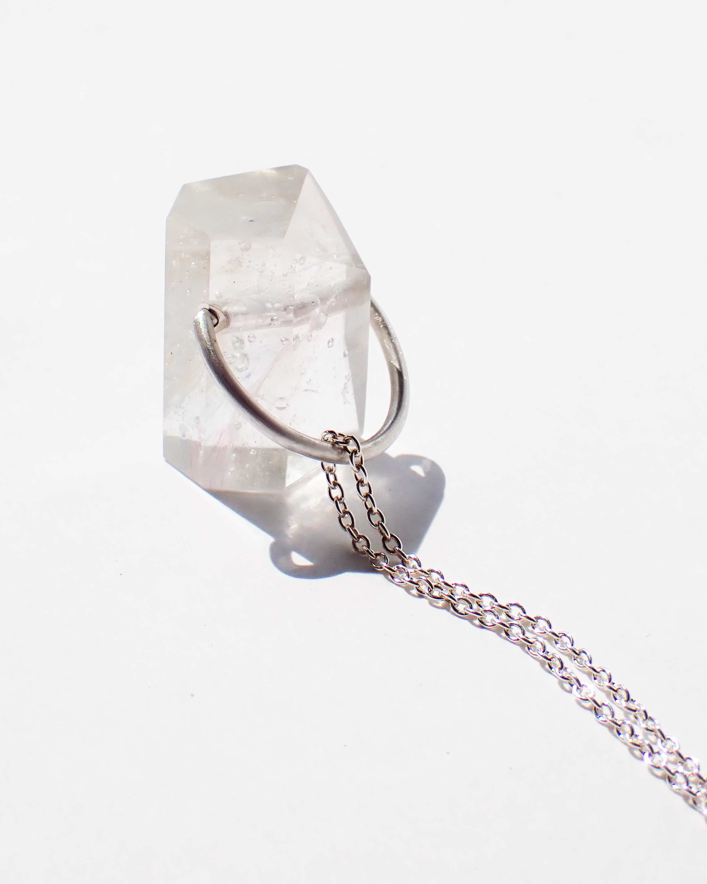 HENGE ペンダント｜ガラスモチーフ｜光の入り方（ディテール）