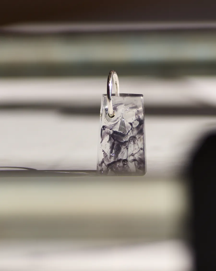 HENGE ペンダント｜ガラス&times;シルバー｜光を受けた表情（別角度）