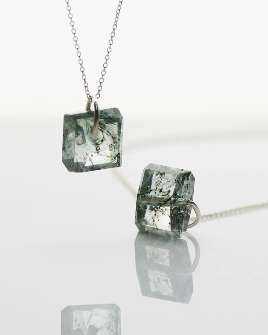 HENGE ペンダント｜ガラス&times;シルバー｜貫通構造のディテール