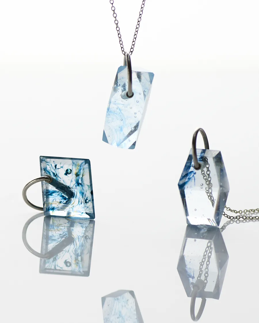 HENGE ペンダント｜ガラス&times;シルバー｜ガラスモチーフとリングの関係（ディテール）