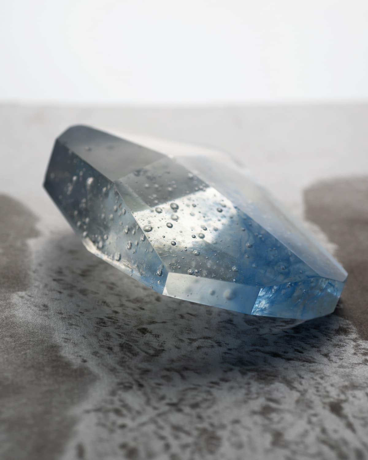 CAIRN オブジェ｜研磨面のレイヤー｜ディテール(ライトブルー）