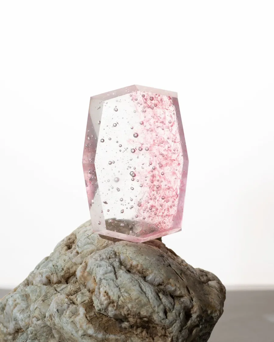 CAIRN オブジェ｜石の上に置いたスケール感