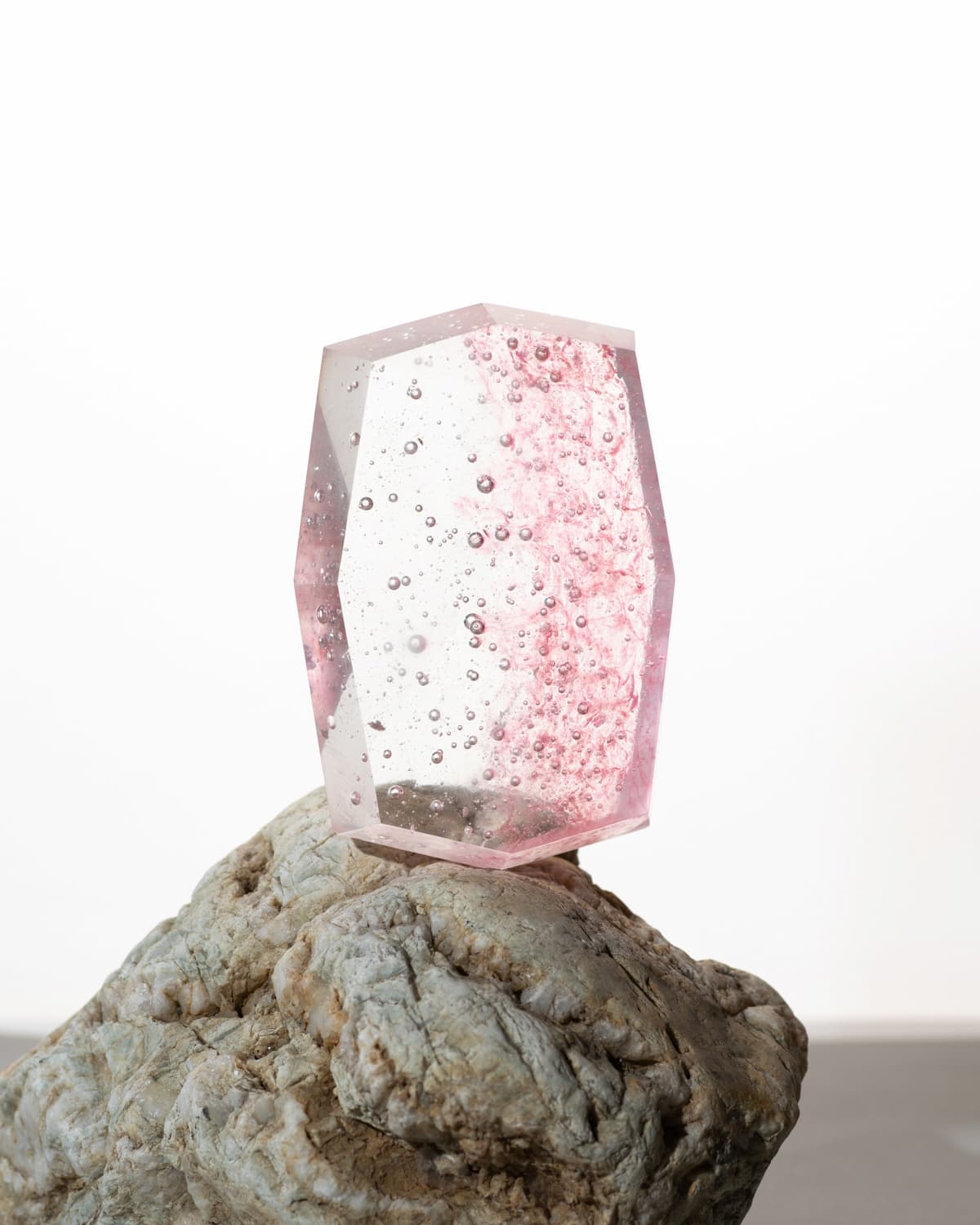 CAIRN オブジェ｜石の上に置いたスケール感