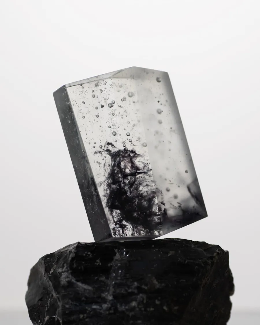 CAIRN オブジェ｜石の上に置いたスケール感(黒）