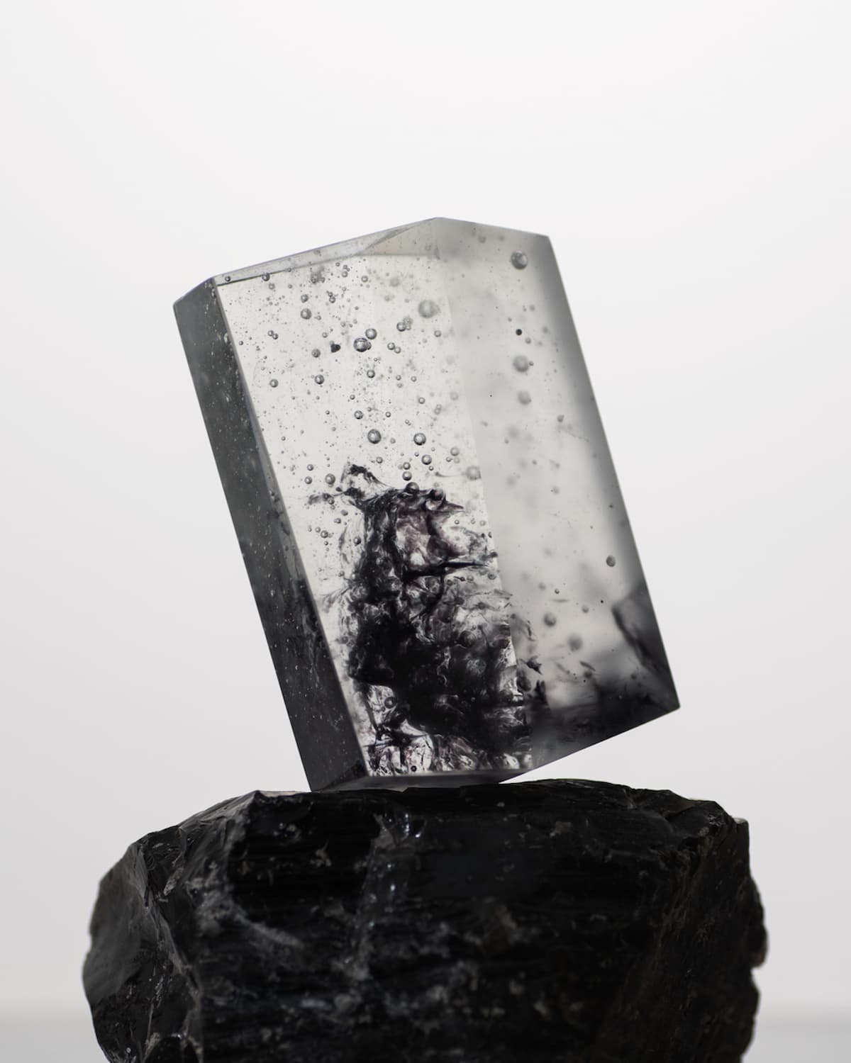 CAIRN オブジェ｜石の上に置いたスケール感(黒）