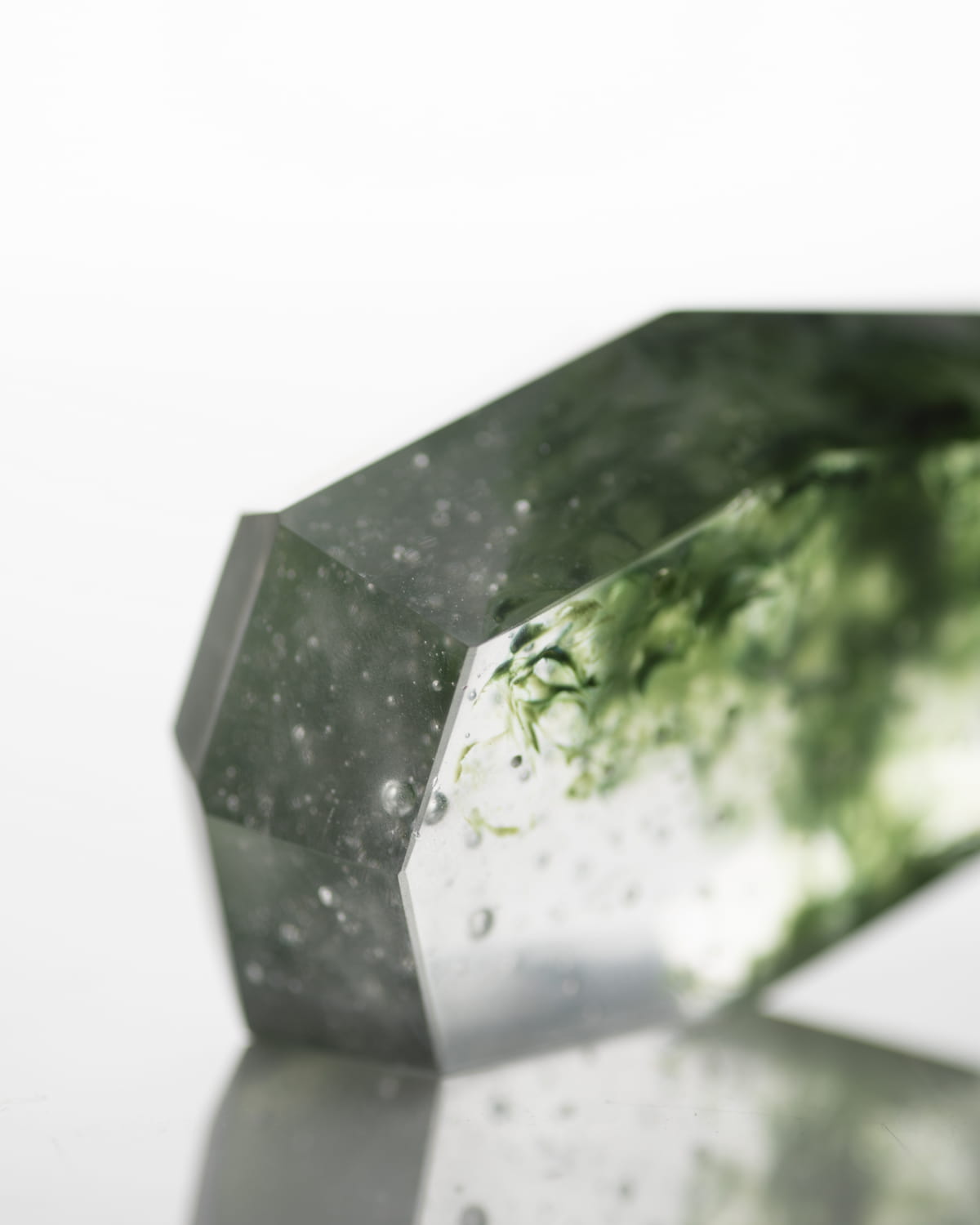 CAIRN オブジェ｜多面体ガラス｜別角度の作品写真(グリーン）