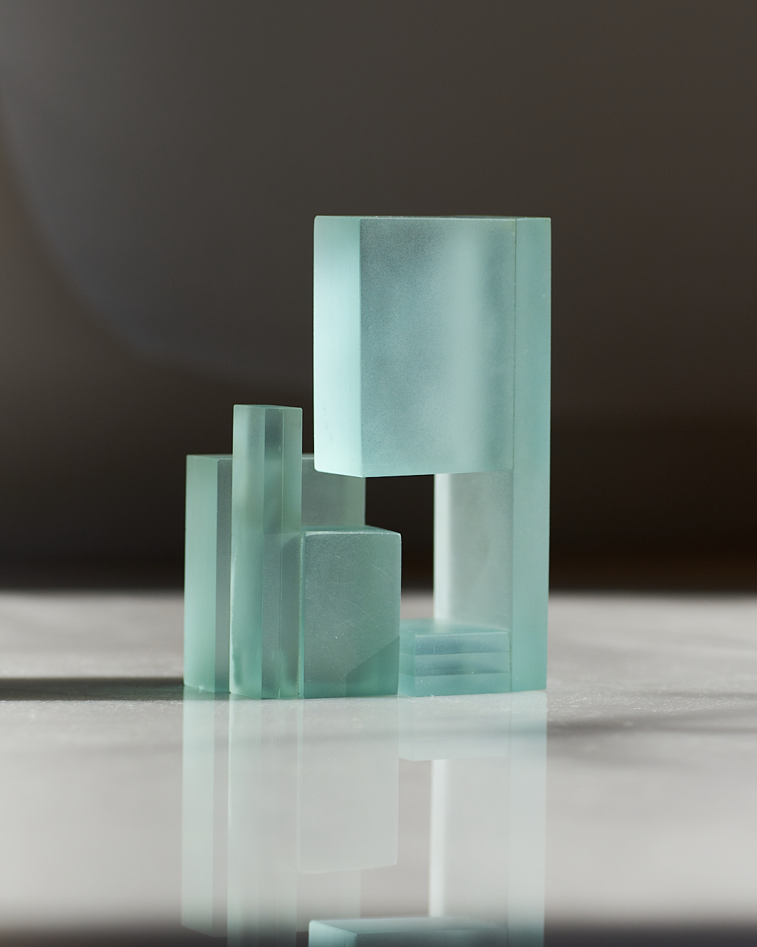 WRIGHT オブジェ｜フロートガラス｜非対称な構造（別角度）