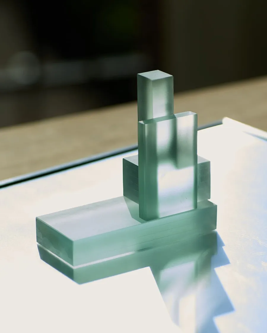 WRIGHT オブジェ｜光にかざした表情｜淡いラインの層