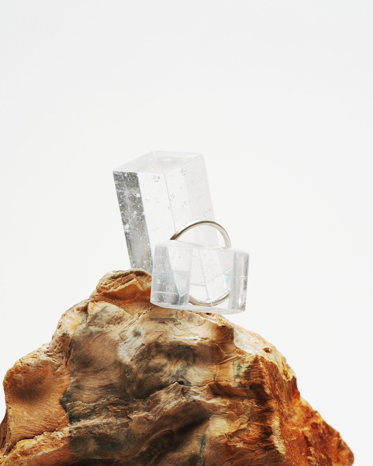 CAIRN ペンダント｜シルバー×多面体ガラス｜クリアの透明感（石の上）