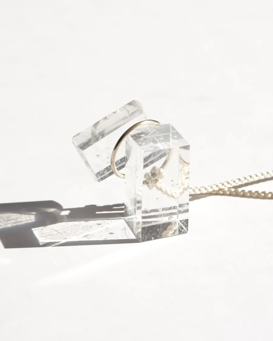CAIRN ペンダント｜シルバー&times;クリア多面体ガラス｜シルクコードと透明な反射