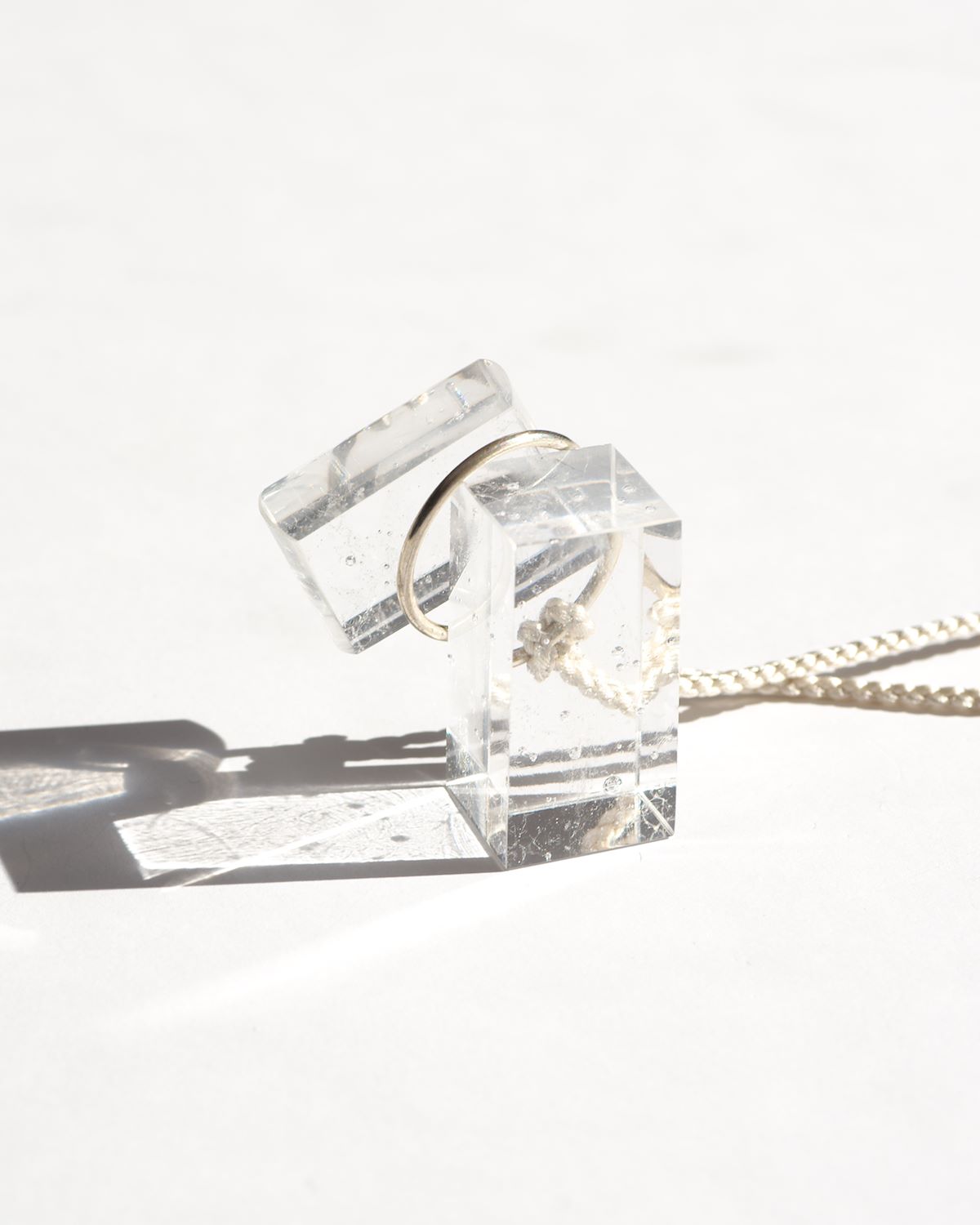 CAIRN ペンダント｜シルバー×クリア多面体ガラス｜シルクコードと透明な反射