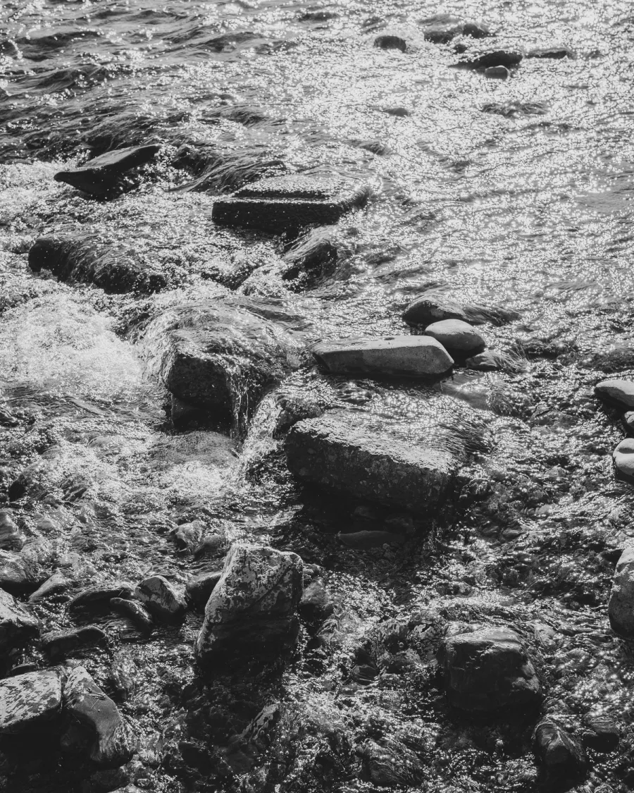 CAIRN 参考写真｜流れる水と岩｜川の流れのテクスチャ（モノクロ）