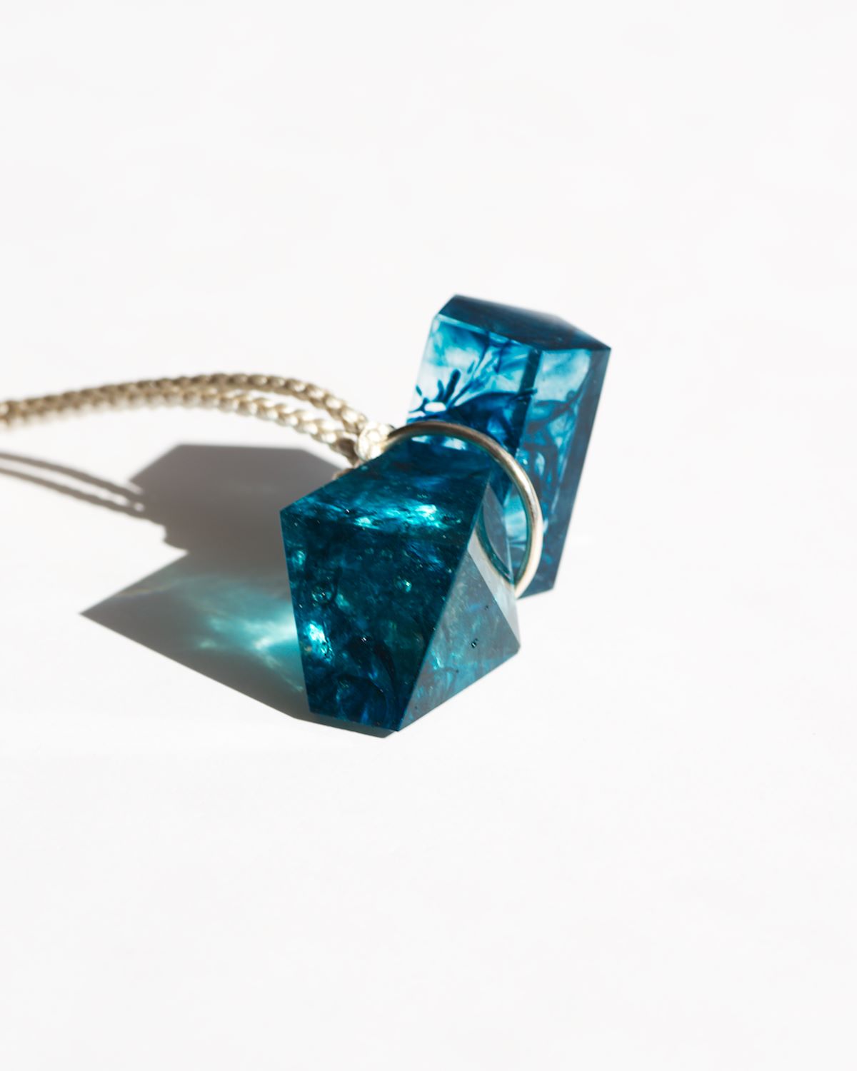 CAIRN ペンダント｜シルバー×ブルー多面体ガラス｜別角度の反射