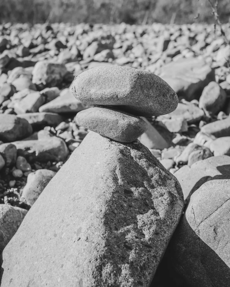 CAIRN 参考写真｜石積み（ケアン）クローズアップ｜重なる石のバランス（モノクロ）