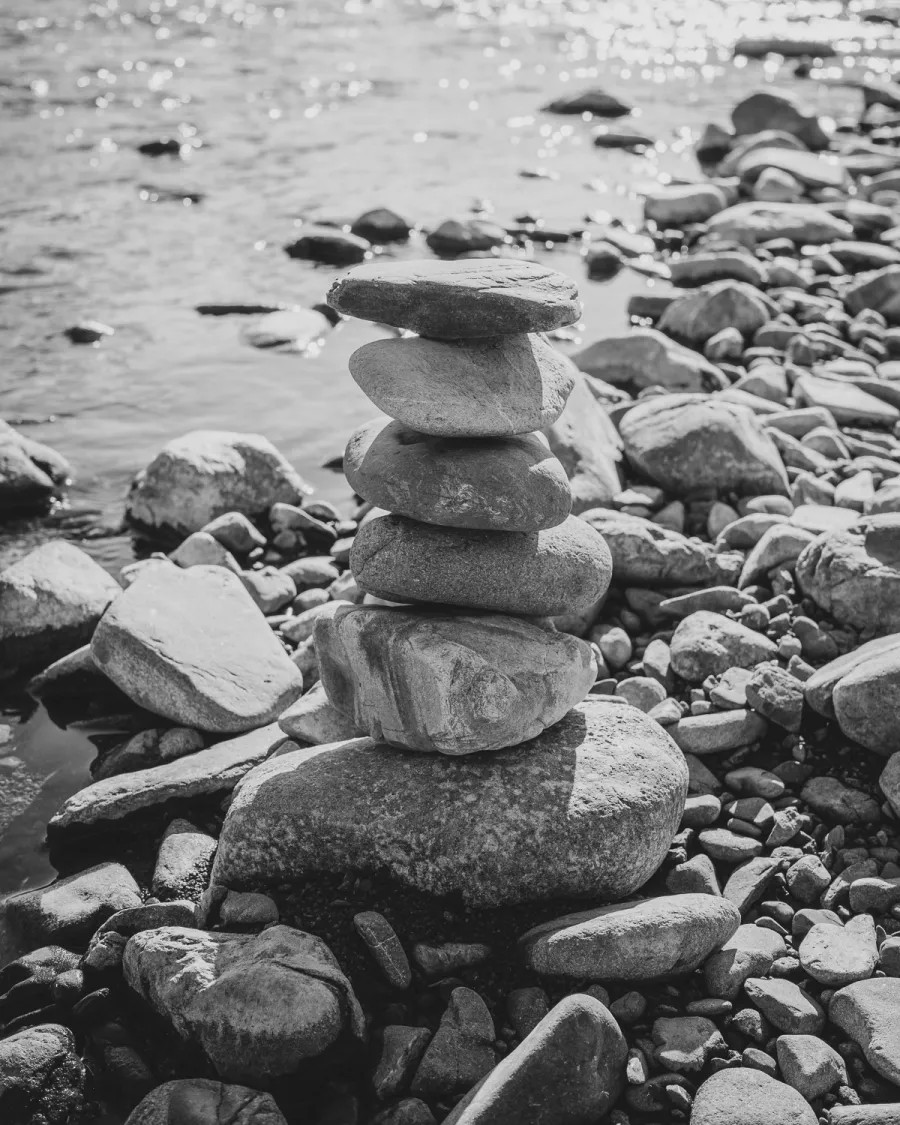 CAIRN 参考写真｜川辺の石積み（ケアン）｜積み上げた石（モノクロ）no.1