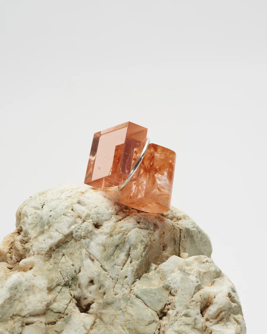 CAIRN ペンダント｜ピンク&times;多面体ガラス｜アンバーの層（クローズアップ）