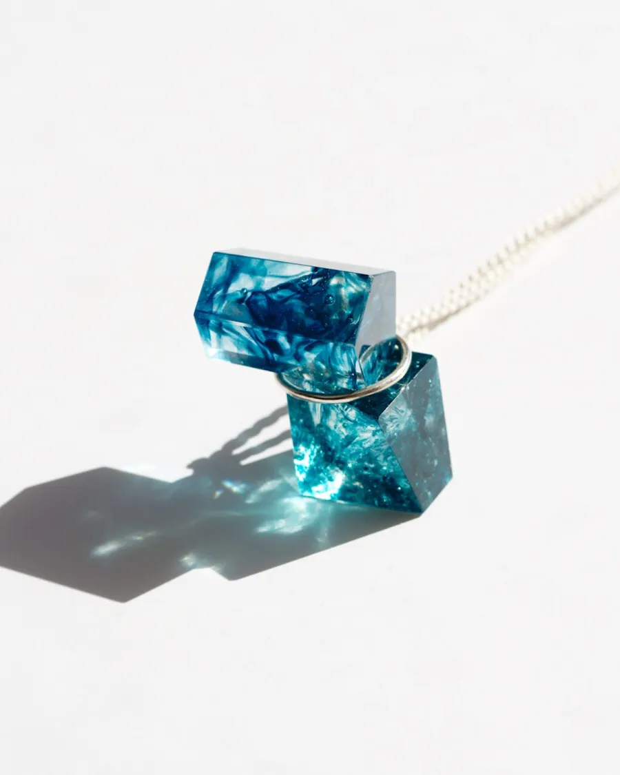 CAIRN ペンダント｜シルバー&times;ブルー多面体ガラス｜日差しと影（チェーン）