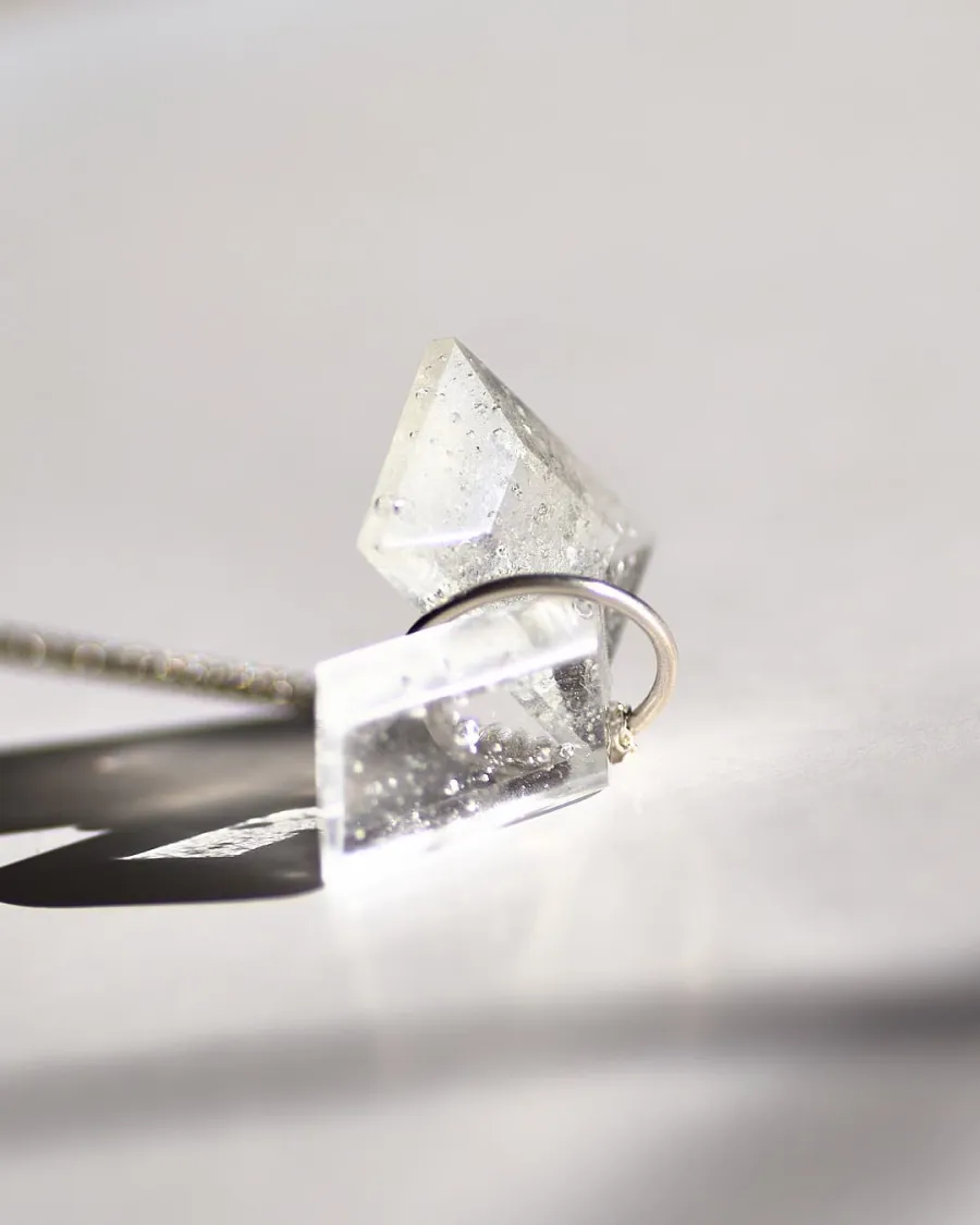 CAIRN ペンダント｜多面体ガラス｜一点もののクリア（ディテール）