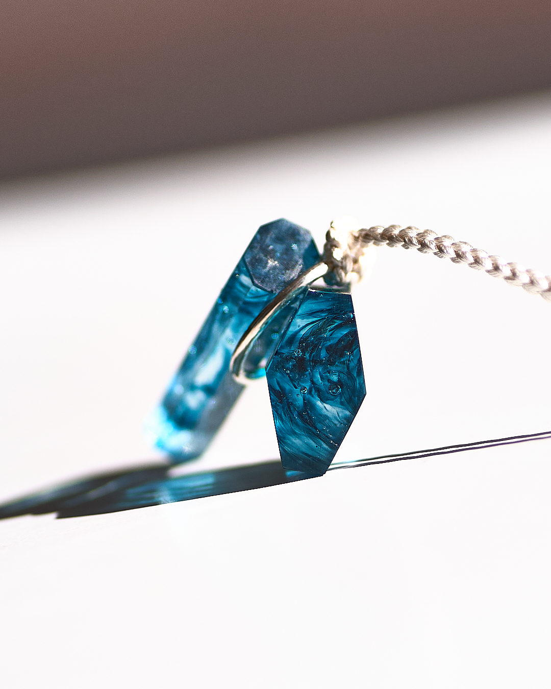 CAIRN ペンダント｜多面体ガラス×シルバー｜光の中の輪郭