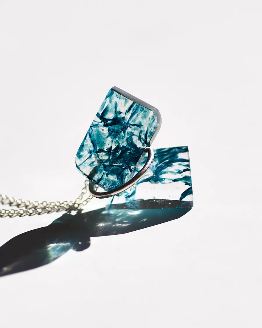 CAIRN ペンダント｜光を透過するシルエット｜角度で変わる表情