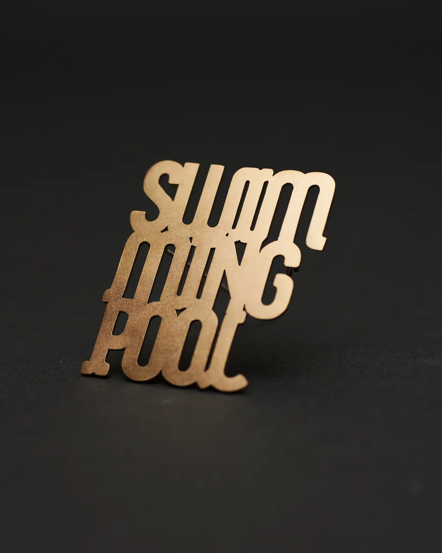 TYPO ブローチ｜真鍮｜文字の輪郭（ディテール）