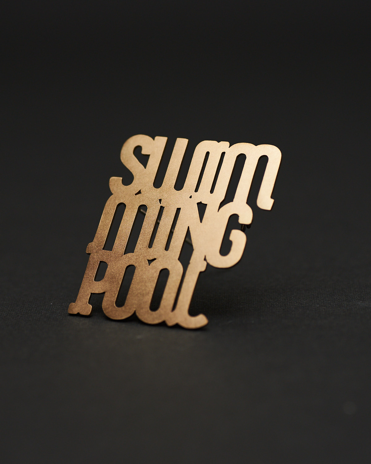 TYPO ブローチ｜真鍮｜文字の輪郭（ディテール）