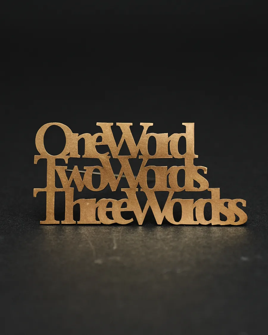 TYPO ブローチ｜真鍮｜タイポグラフィの形（別角度）