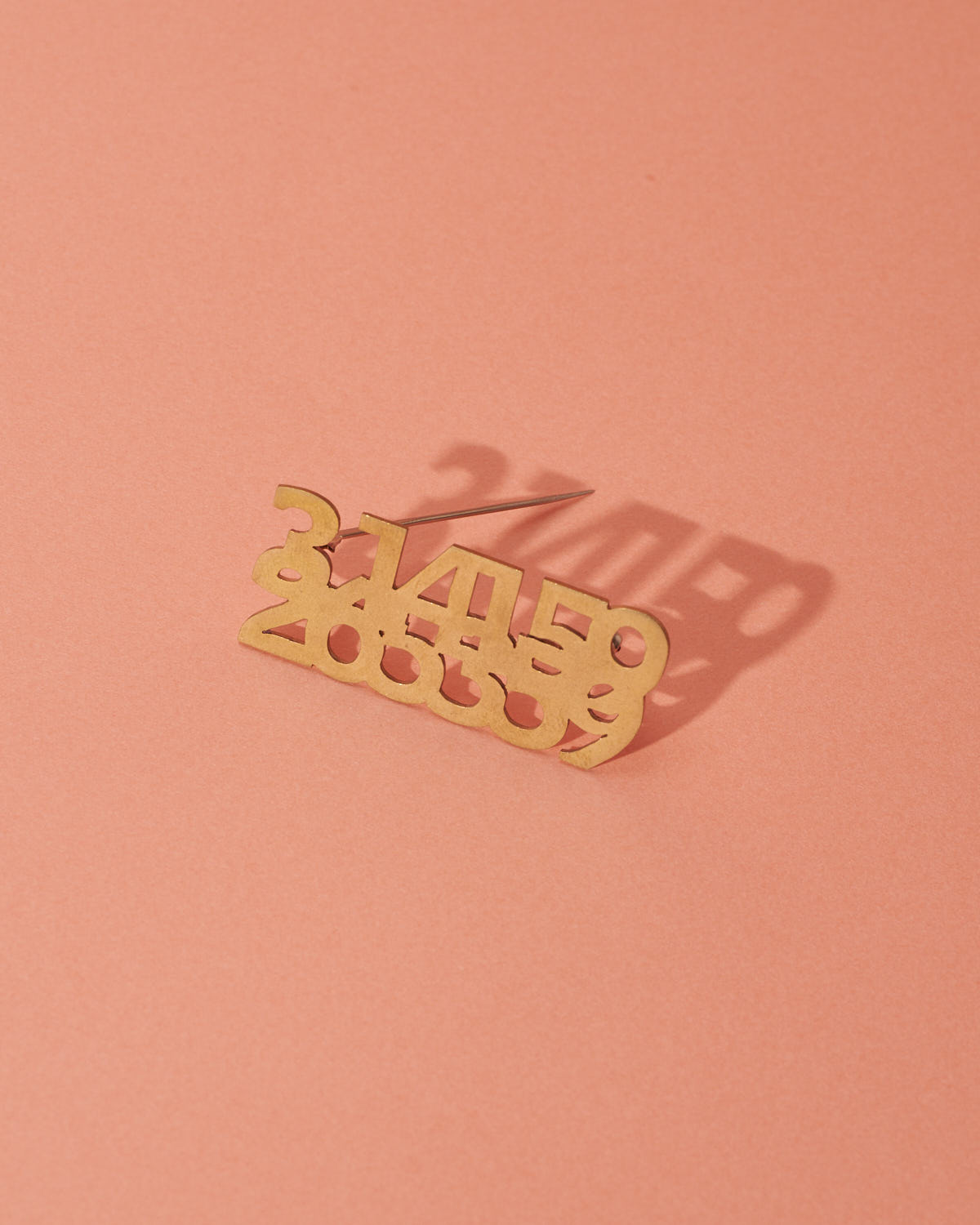 TYPO ブローチ｜真鍮｜置いた状態の佇まい