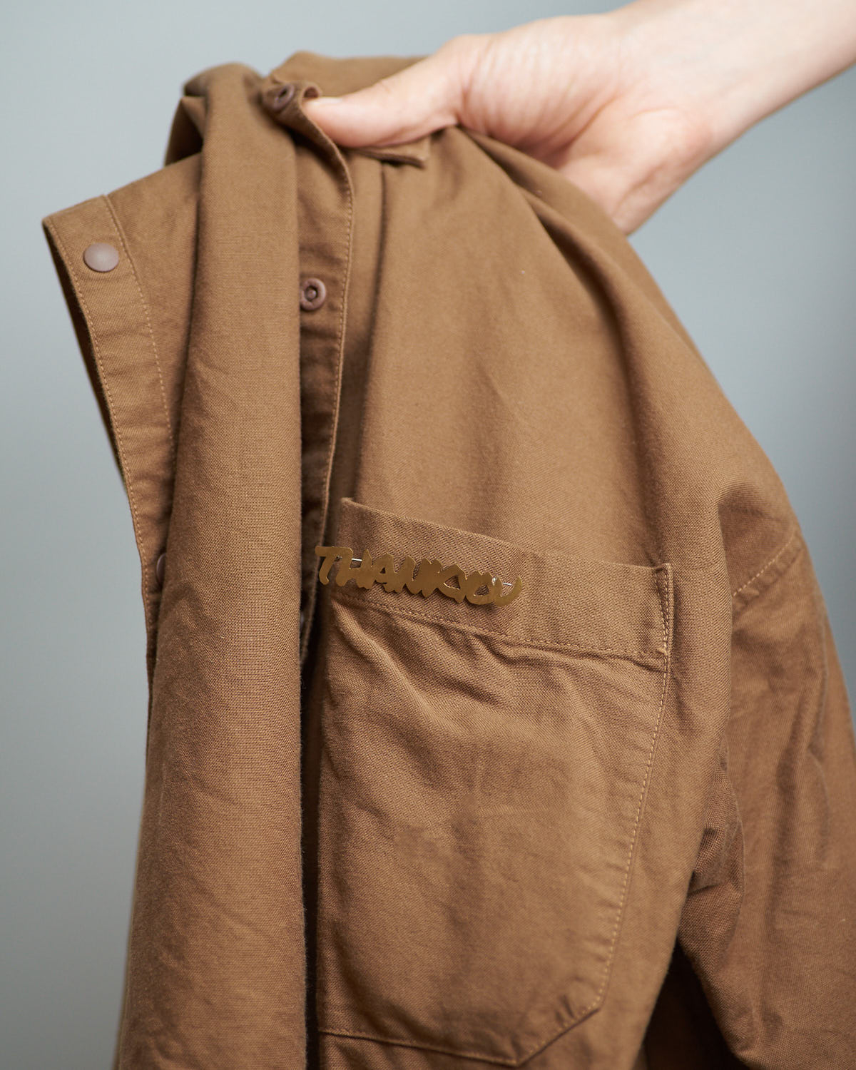 TYPO ブローチ｜真鍮｜着用イメージ