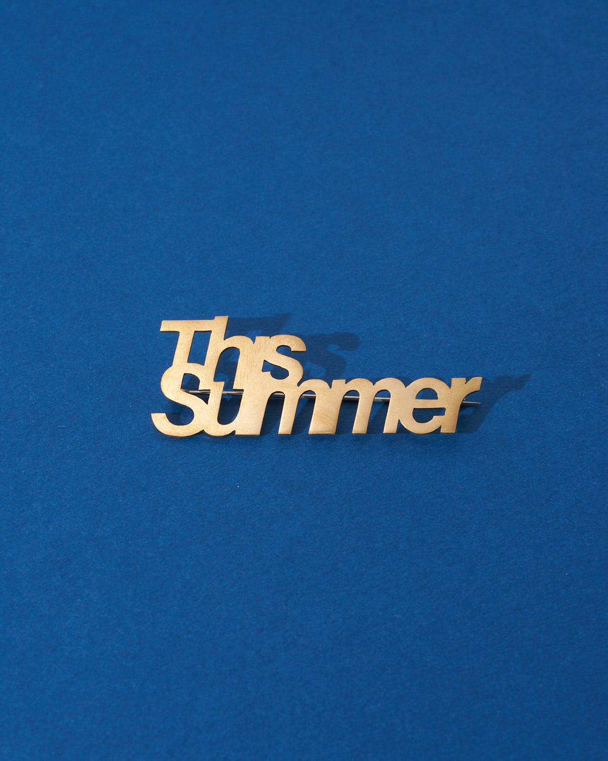 TYPO ブローチ｜真鍮｜光を受けた表情