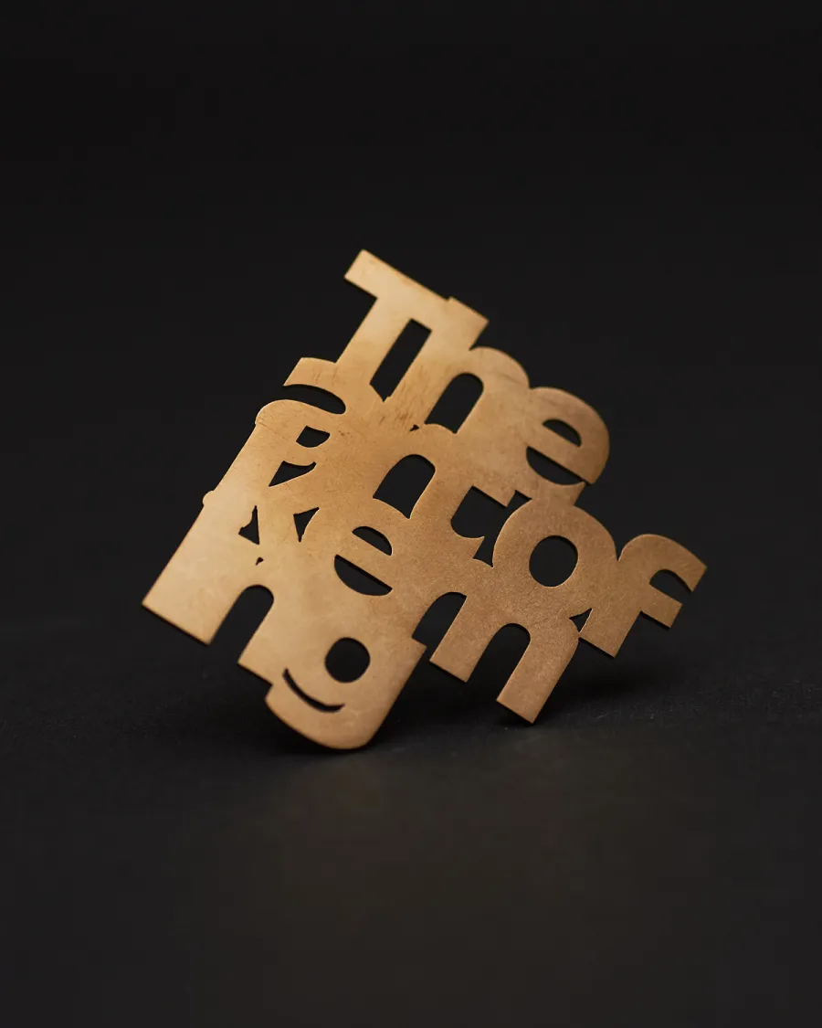 TYPO ブローチ｜真鍮｜字間の構成（ディテール）