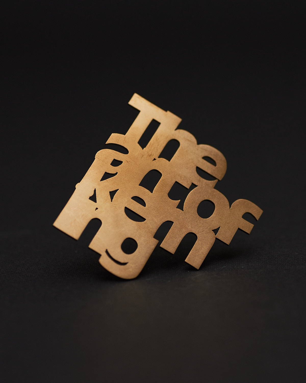 TYPO ブローチ｜真鍮｜字間の構成（ディテール）