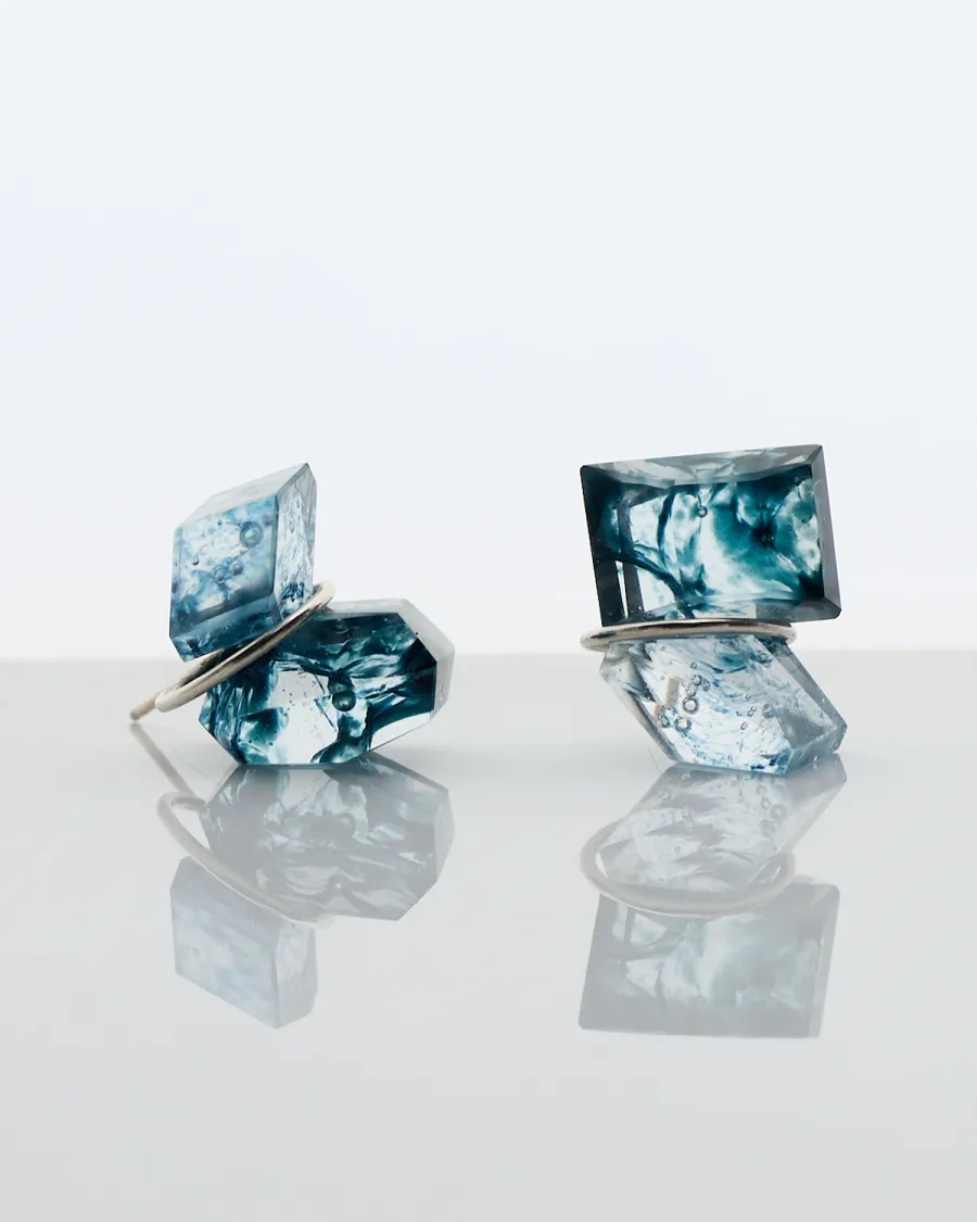 Gleichenia CAIRNピアス &mdash; 多面体ガラス2つを可動式SV950シルバーリングで結んだ片耳用ピアス