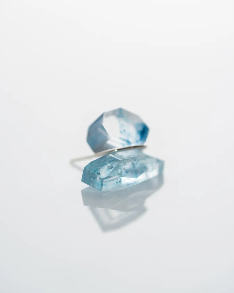 Gleichenia CAIRNピアス &mdash; 多面体ガラス2つを可動式SV950シルバーリングで結んだ片耳用ピアス