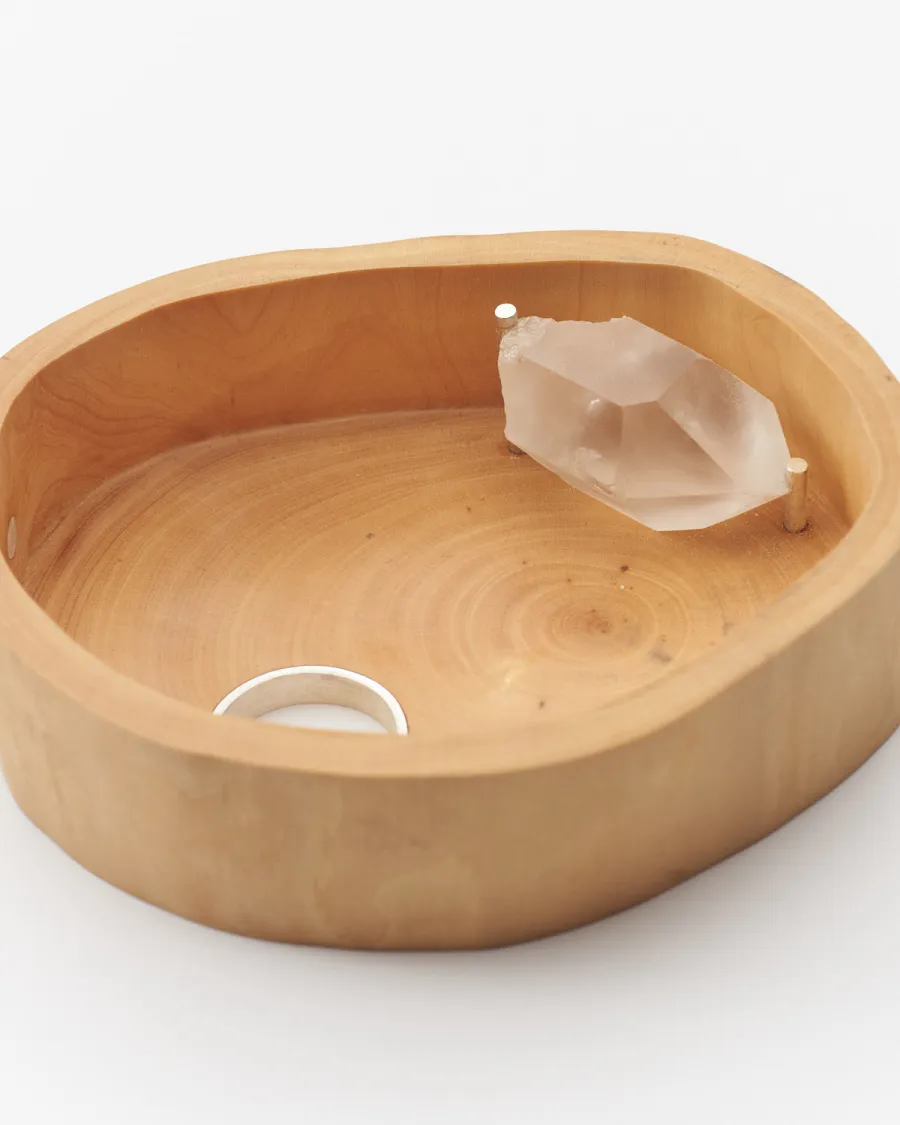 INSIDEOUT ブローチ｜木の内側に配置された水晶｜ディテール