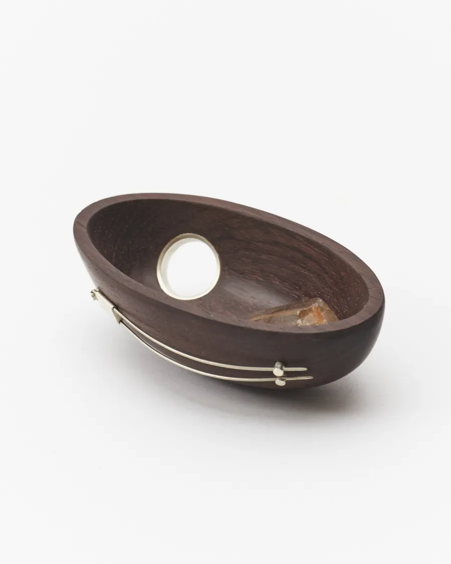 INSIDEOUT ブローチ｜木と水晶の構成｜作品写真（別角度）