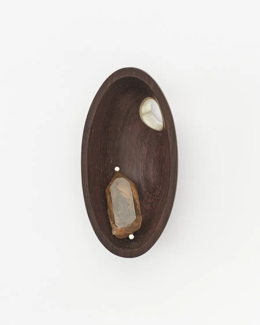 NSIDEOUT ブローチ｜木の内側に配置された水晶｜ディテール