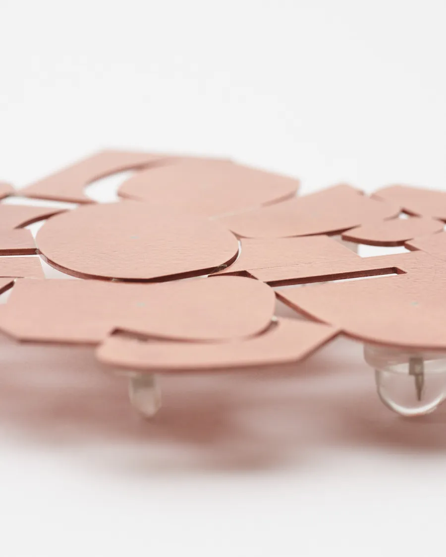 OFFLINE ブローチ｜真鍮｜光を受けた表情