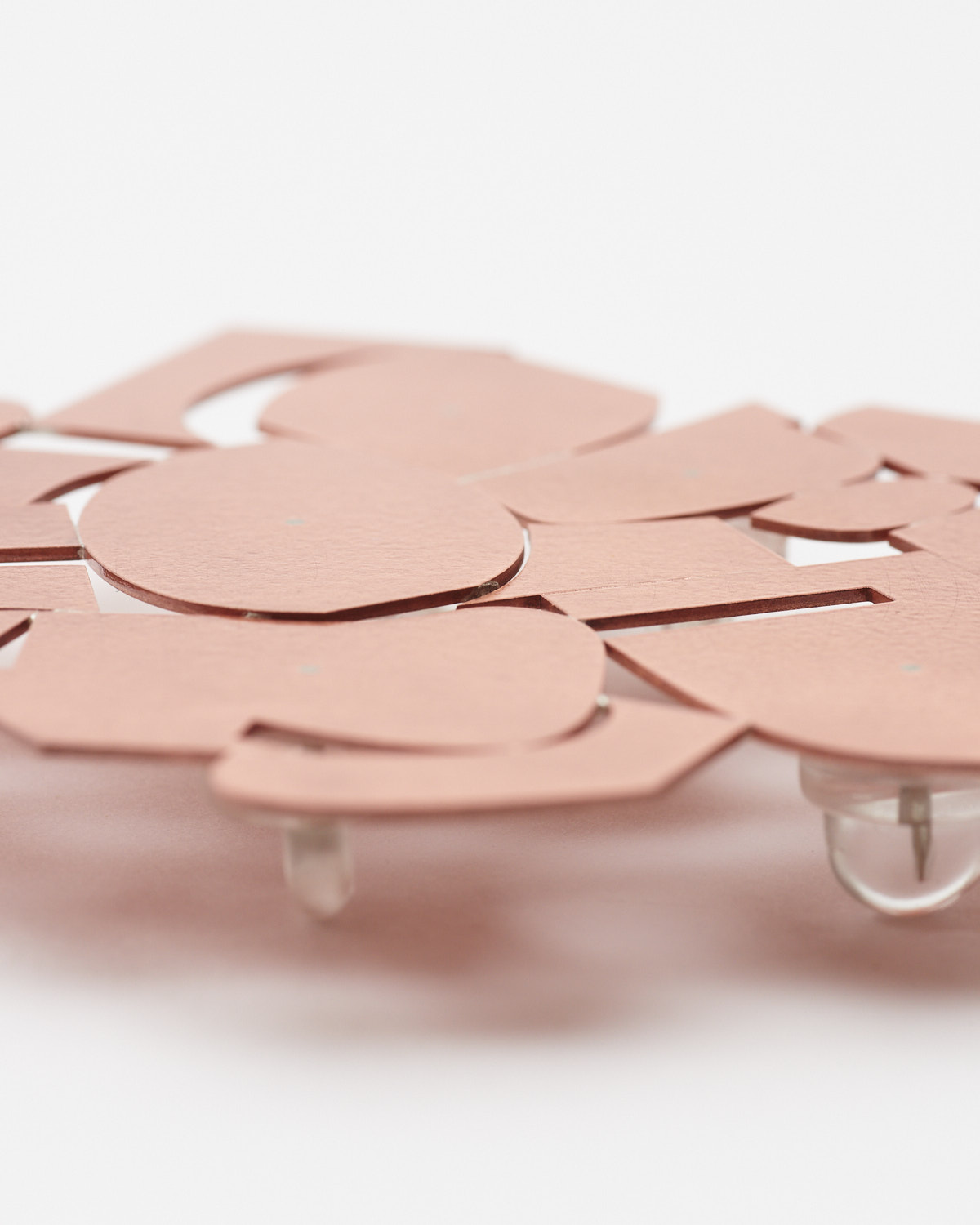 OFFLINE ブローチ｜真鍮｜光を受けた表情