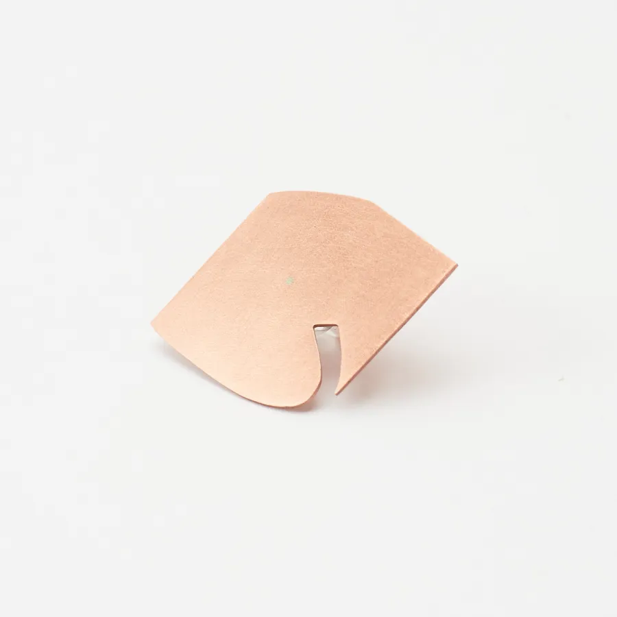 OFFLINE ブローチ｜真鍮｜輪郭のシルエット（ディテール）