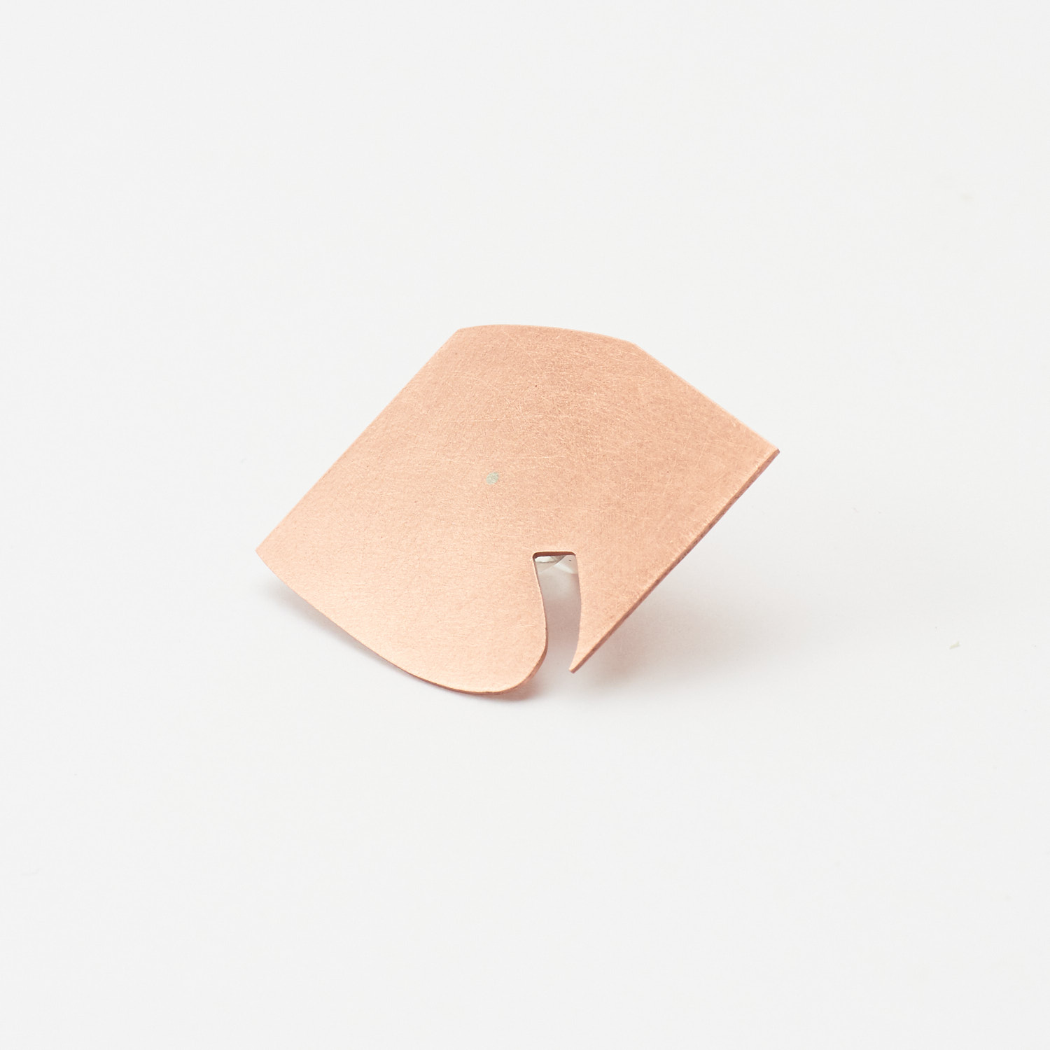 OFFLINE ブローチ｜真鍮｜輪郭のシルエット（ディテール）