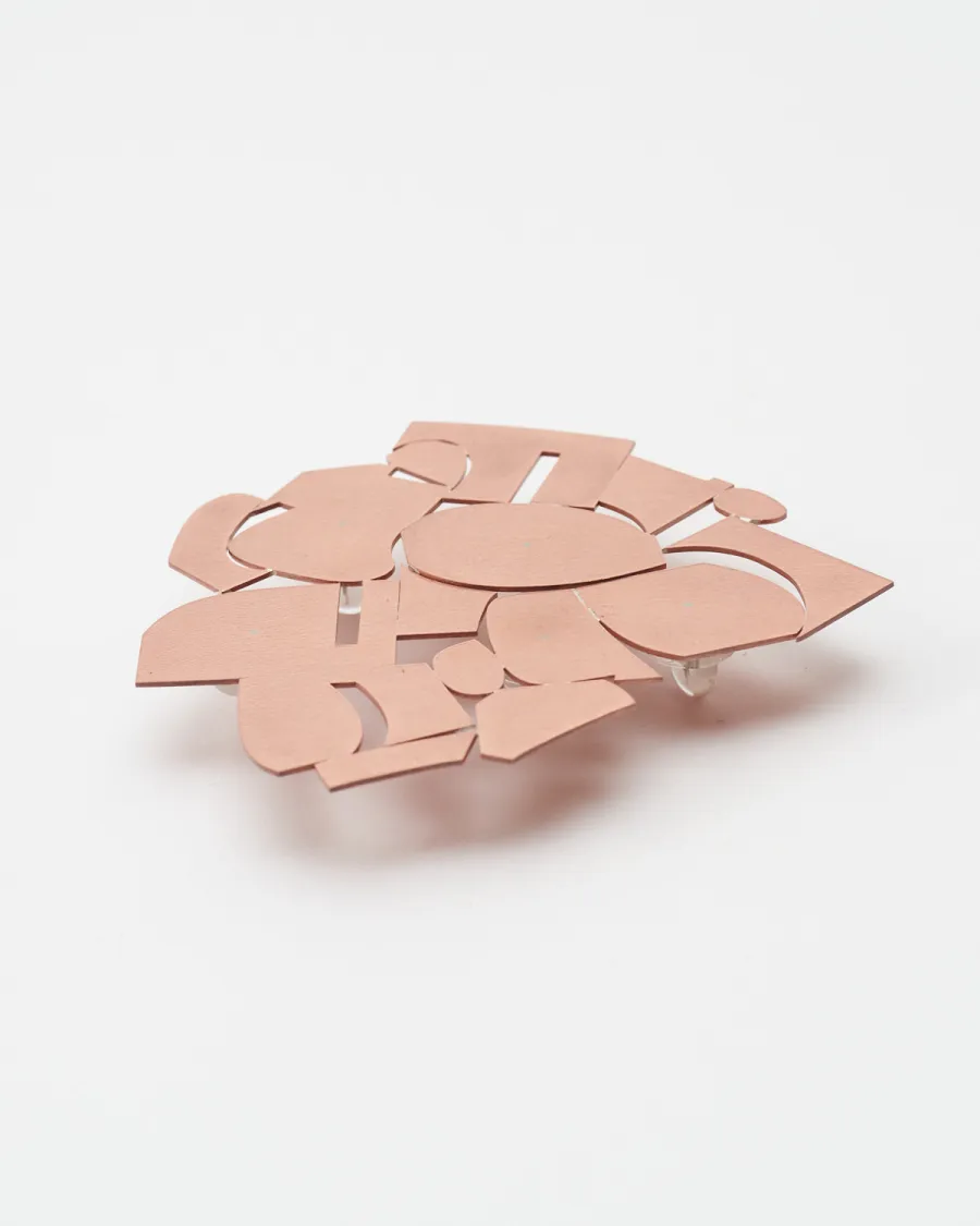 OFFLINE ブローチ｜真鍮｜置いた状態の佇まい