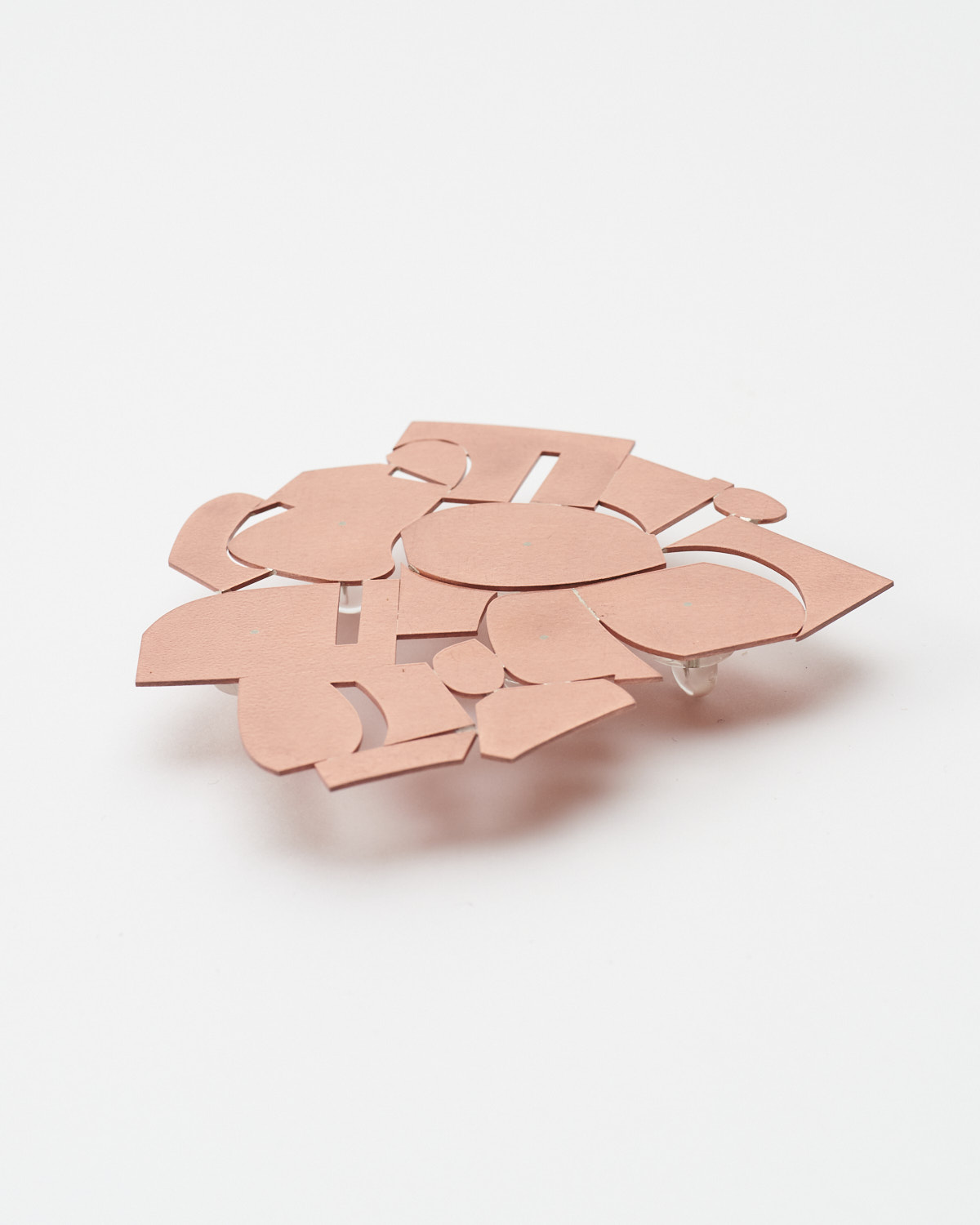 OFFLINE ブローチ｜真鍮｜置いた状態の佇まい