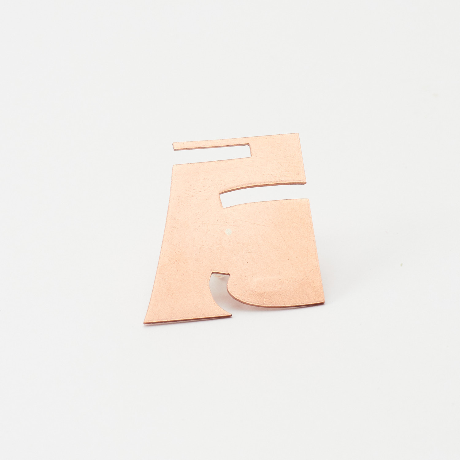 OFFLINE ブローチ｜真鍮｜表面の質感（ディテール）