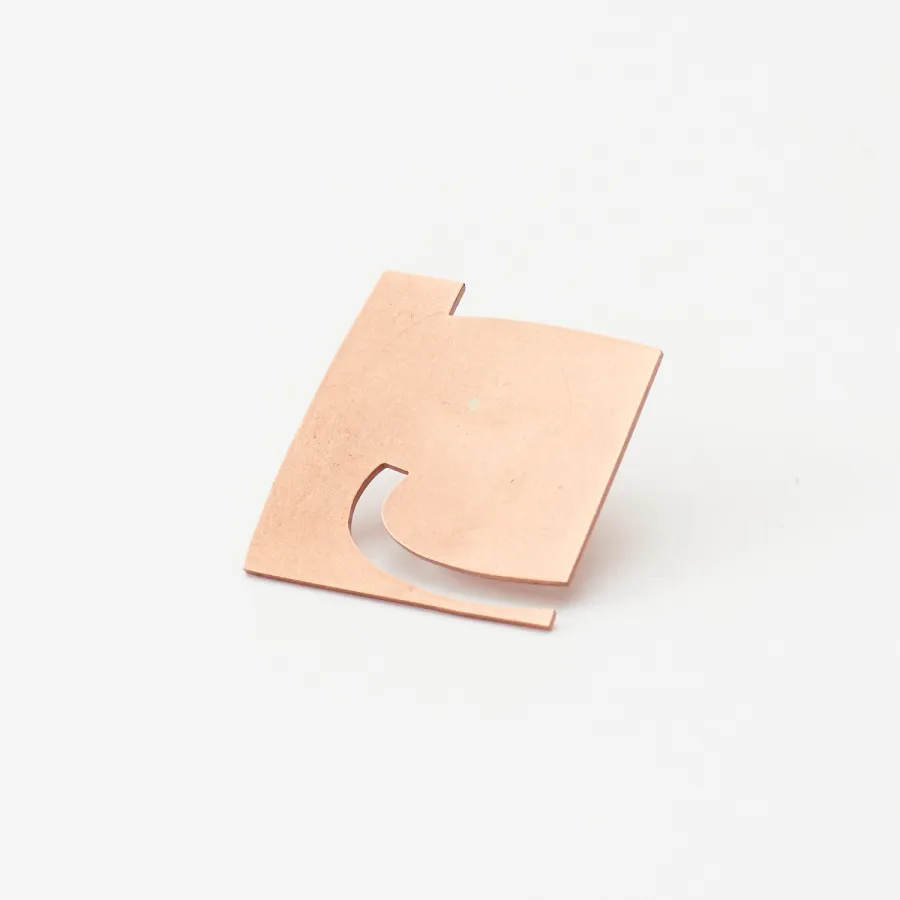 OFFLINE ブローチ｜真鍮｜曲線と直線の構成（ディテール）