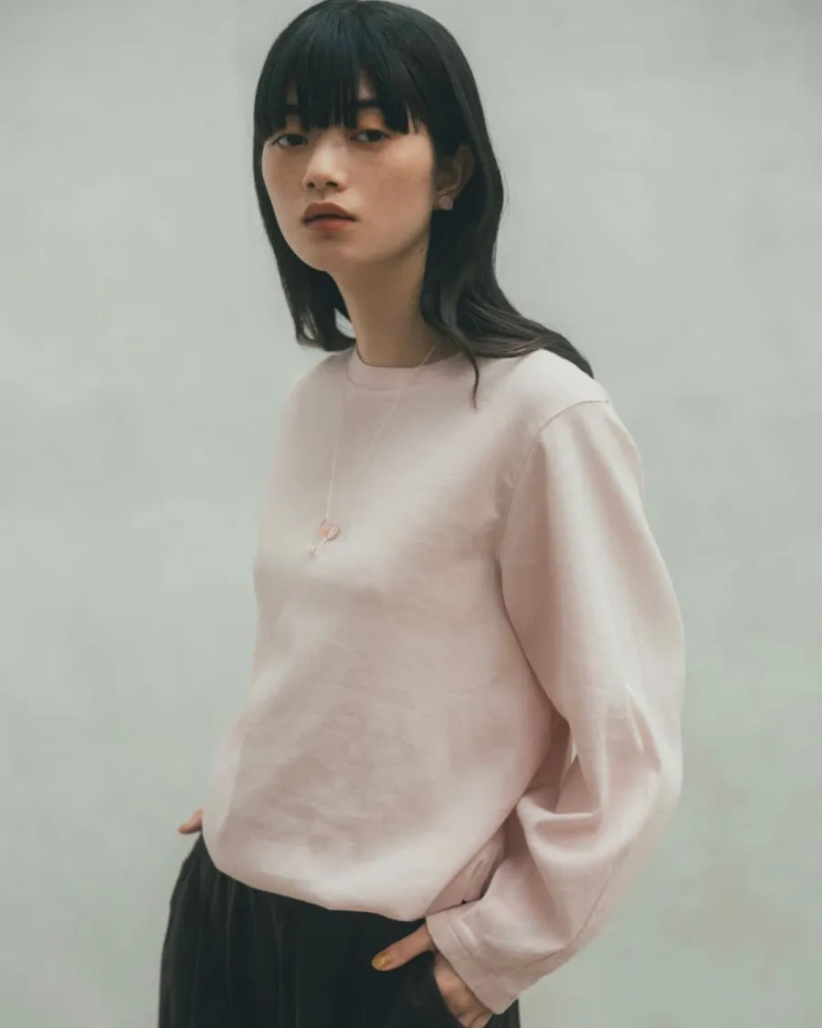 ピンクのBIWACOTTONトップスにGleicheniaのCAIRNピアスを合わせたスタイリング
